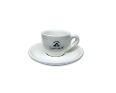 Eine Espressotasse mit Lakefieldslogo.