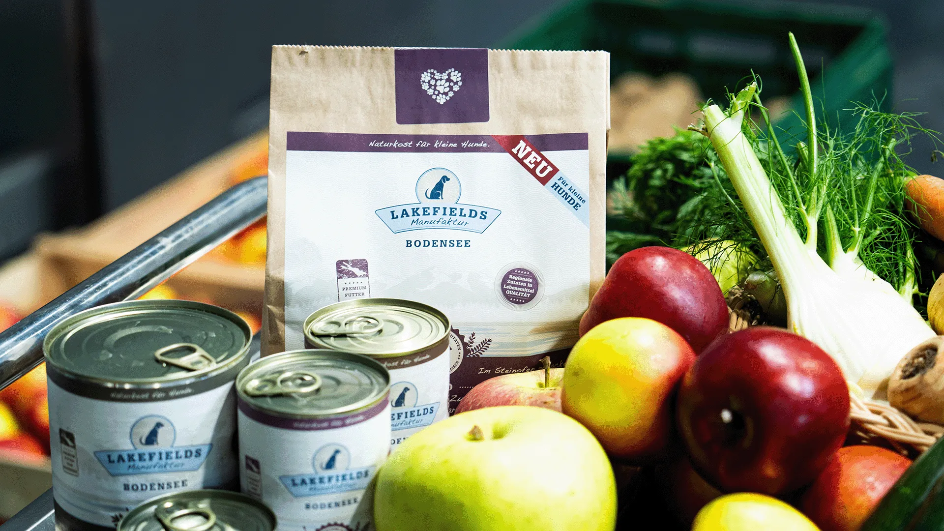 Lakefields Trocken- und Nassfutter, daneben Obst und Gemüse.